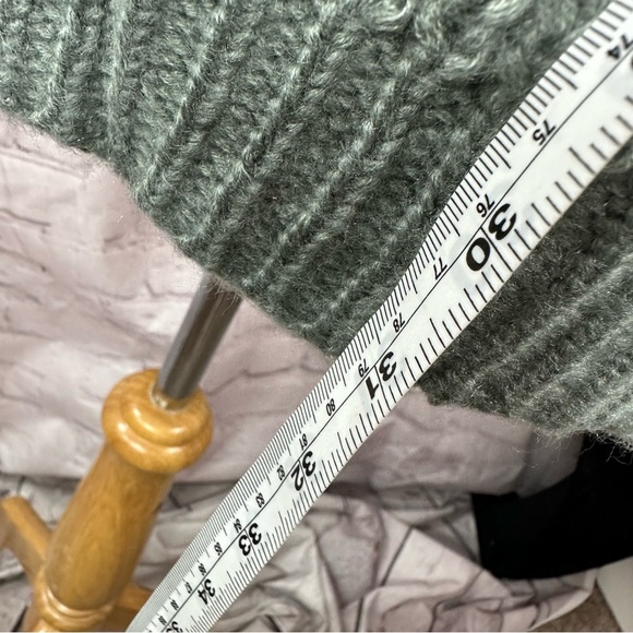 Boutique NWT Dark sage cardigan with pattern and pockets - Picture 6 of 9